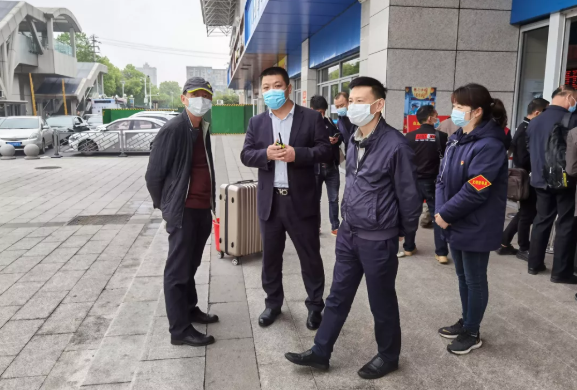 黃俊、穆孫祥先后深入徐坊客運(yùn)分公司督導(dǎo)文明創(chuàng)建、疫情防控、安全生產(chǎn)工作