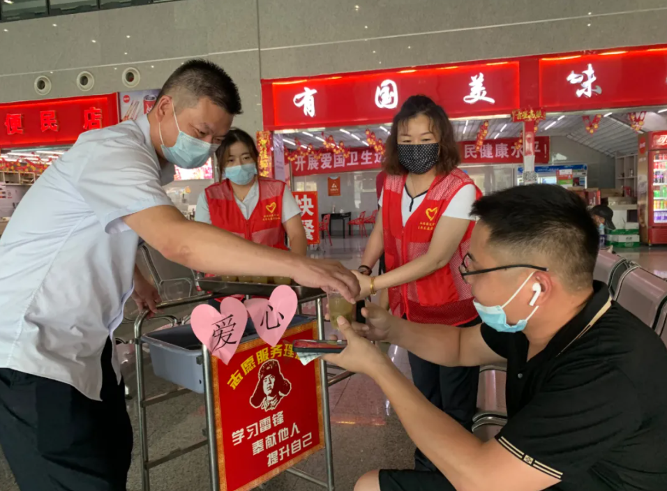 都市城際公交 長途汽車西站、徐坊客運(yùn)站開展送清涼活動(dòng)