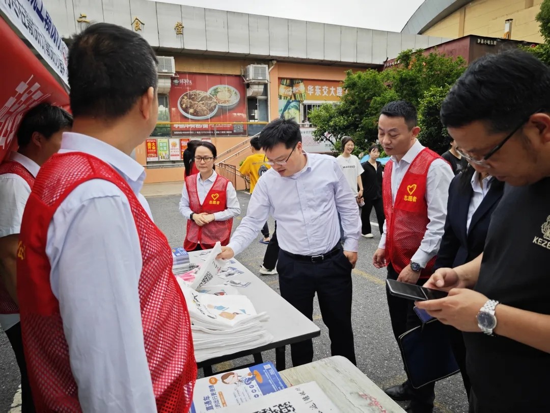 都市城際公交：公司領(lǐng)導(dǎo)深入一線督導(dǎo)校園直通車(chē)推進(jìn)工作