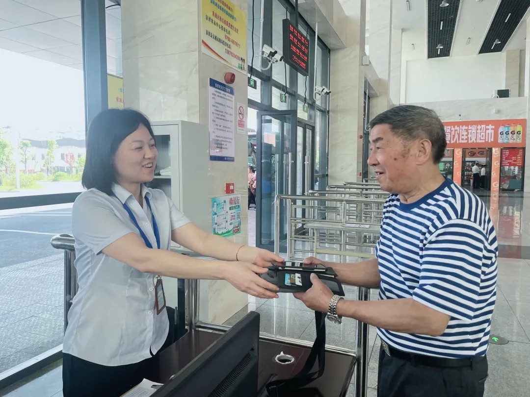 九江長(zhǎng)運(yùn):拾金不昧加免費(fèi)乘車 長(zhǎng)運(yùn)的服務(wù)太好了!