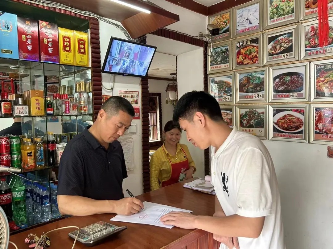 長(zhǎng)運(yùn)物業(yè):檢查管轄區(qū)域店鋪經(jīng)營(yíng)餐飲場(chǎng)所用氣安全情況