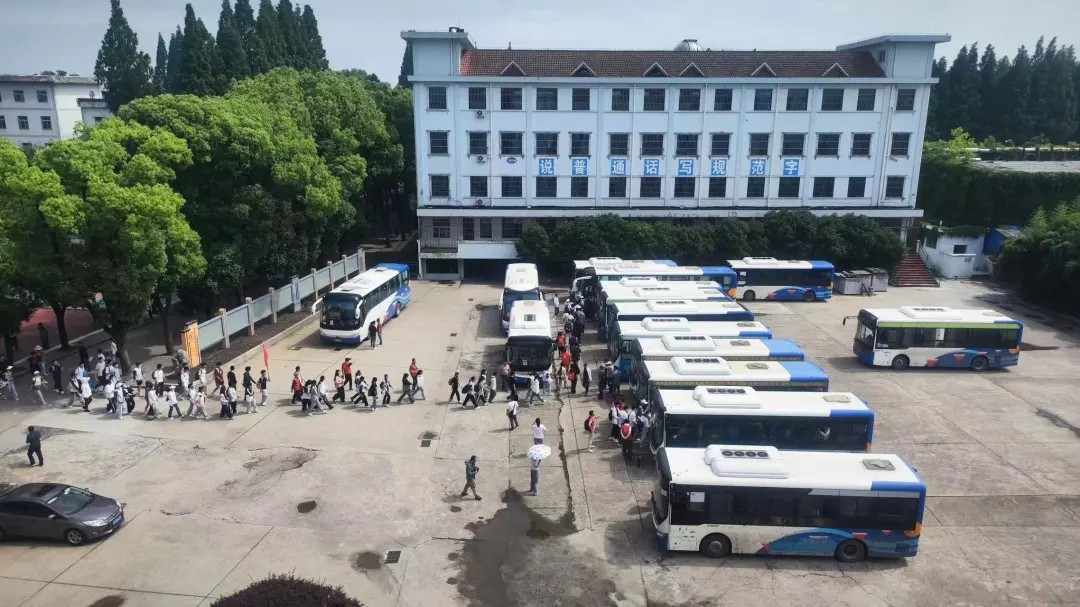 馬鞍山長客:護(hù)航姑溪初級中學(xué)師生體育拉練活動
