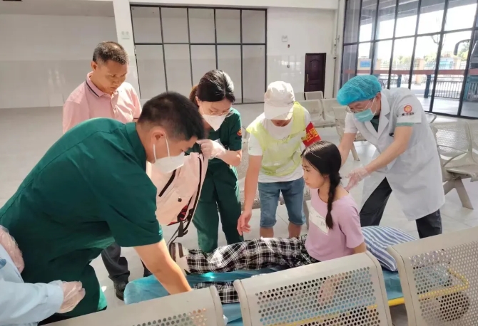 新余長運(yùn):驚險(xiǎn)十分鐘 車站救助患病旅客