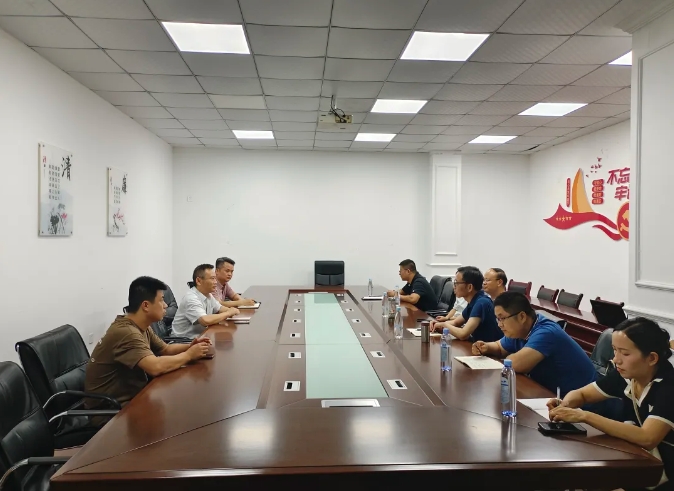 9月19日，江西省交通運輸執(zhí)法局副局長朱國英一行前往景德鎮(zhèn)長運開展執(zhí)法監(jiān)督與調(diào)研工作，景德鎮(zhèn)市交通執(zhí)法支隊隊長于盛穎等陪同。調(diào)研會上，景德鎮(zhèn)長運董事長程鵬匯報了公司安全生產(chǎn)、配合打擊黑車及市場秩序維護情況。朱國英要求景德鎮(zhèn)長運建立獎勵機制，鼓勵駕駛員參與監(jiān)督，共護市場秩序；同時加強節(jié)日安全生產(chǎn)，確保假期安全形勢穩(wěn)定。