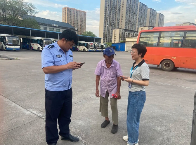 撫州長(zhǎng)運(yùn):失憶老人迷方向 車站助其找親人