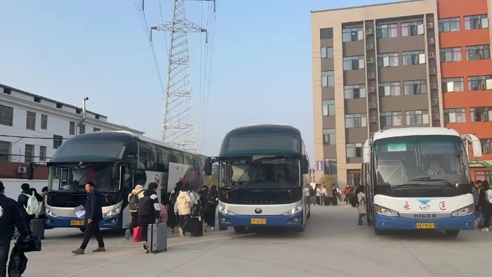 都市城際公交:寒假季 “校園直通車(chē)”溫暖回家路