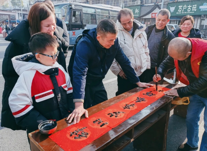 九江長運:寫春聯(lián) 送祝福 溫暖春運路