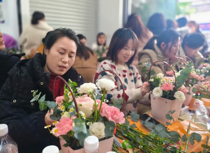 撫州長運(yùn):金溪分公司聯(lián)合縣農(nóng)商銀行開展三八婦女節(jié)活動(dòng)