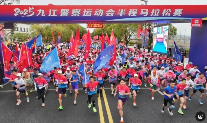 九江長運(yùn):共青公司護(hù)航九江警察運(yùn)動會半程馬拉松賽